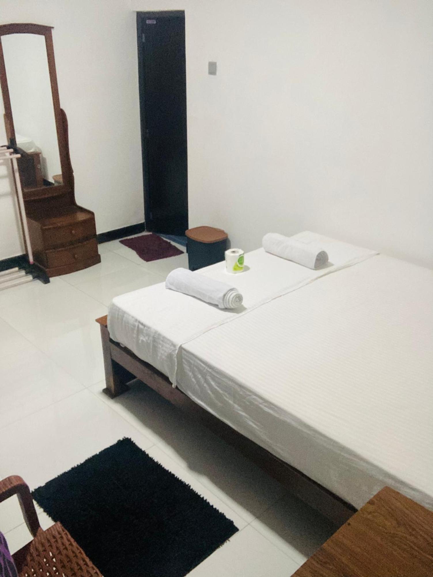 Malee Homestay Polonnaruwa Esterno foto