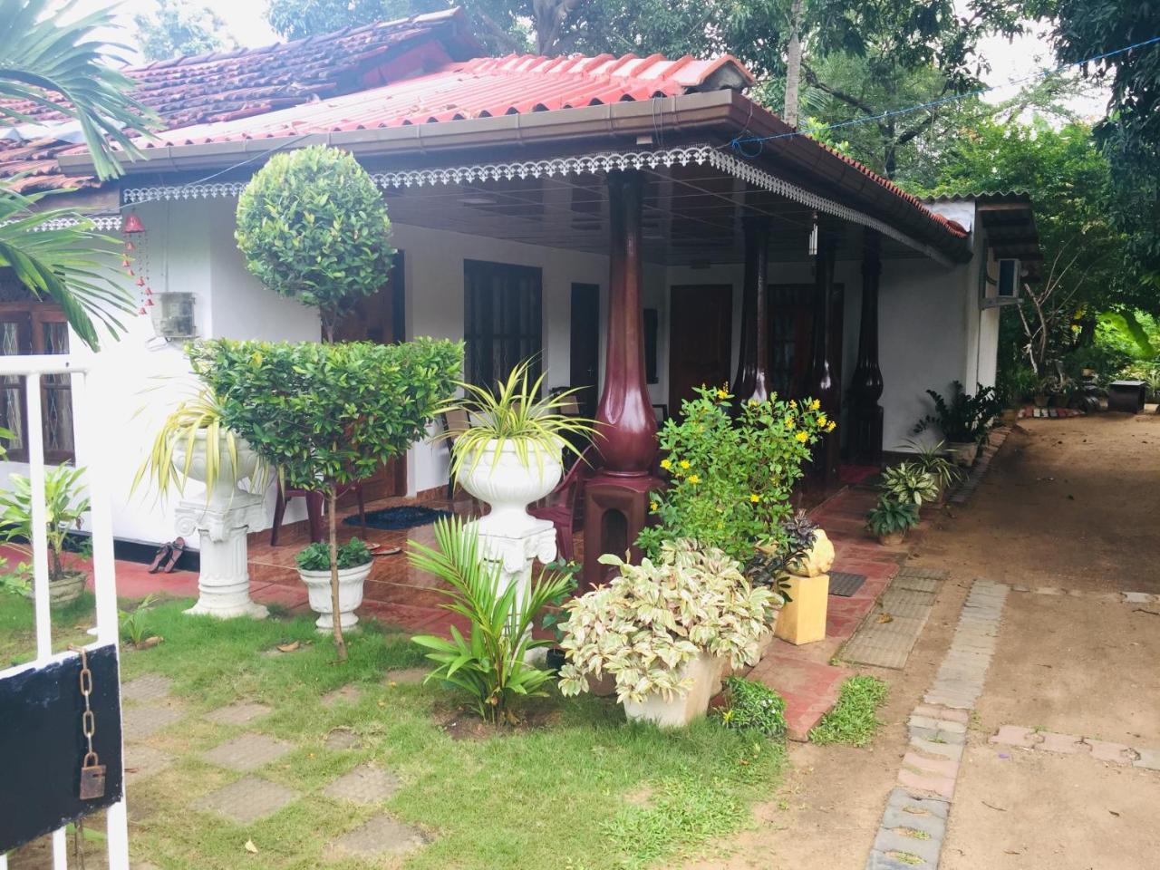 Malee Homestay Polonnaruwa Esterno foto